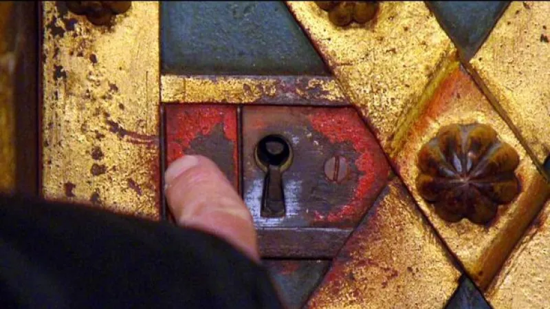 Korunovační klenoty putují do Vladislavského sálu