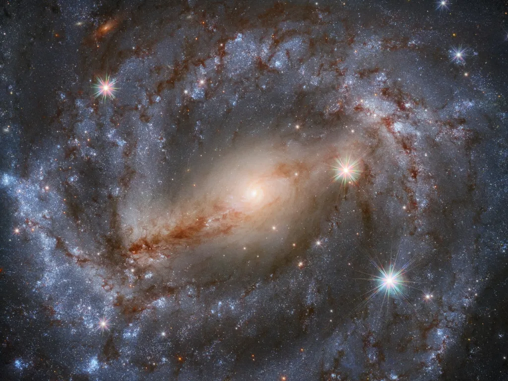 Devět hodin expozice je čas, který byl zapotřebí k vytvoření tohoto snímku. Podařilo se na něm zachytit spirální galaxii NGC 5643 v souhvězdí Lupa (Vlk), vzdálenou asi 60 milionů světelných let od Země. Vědci předpokládají, že záře uprostřed fotografie je výsledkem pohlcení hvězd masivní černou dírou, která zpětně vrhá ven proudy hmoty a ty pak brání ve výhledu do středu díry