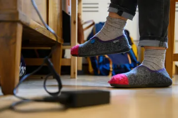 Kvůli koronaviru pracuje stále více lidí z domova. Chovejte se, jako byste byli v práci, radí BBC