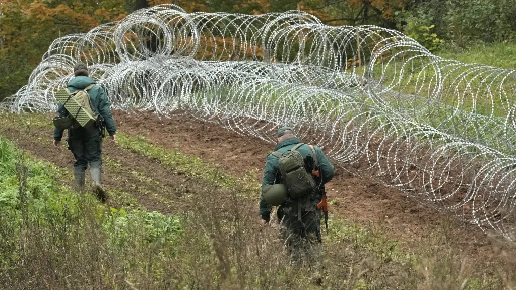 Lotyšští vojáci stavějí dočasnou hraniční bariéru, kterou do roku 2024 nahradí plot