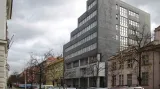 Budoucí radnice MČ Praha 7 z roku 1993 v postfunkcionaliském stylu je těsně před svou rekonstrukcí vycházející z letošní architektonické soutěže. Autorem původní budovy je Martin Hlaváček, budova byla projektována v roce 1988 jako servisní závod pro podnik Chirana. Zpřístupněno bude foyer budovy s výstavou vítězných návrhů.