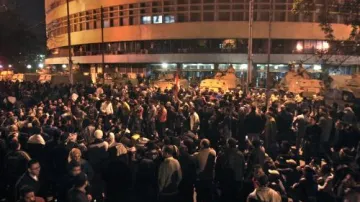 Egyptští demonstranti před budovou televize