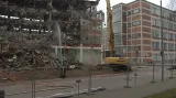 Demolice průmyslové budovy v baťovském areálu