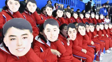 Severokorejské roztleskávačky při kvalifikačním utkání skupiny B se Švýcarskem předvedly dokonale secvičené pohyby se sborovým zpěvem a hesly „Spojme vlast“ nebo „Vyhrajte, naši sportovci!“