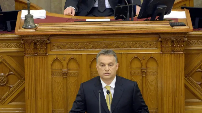 Předseda maďarského parlamentu Lászlo Kövér (nahoře) při vystoupení premiéra Viktora Orbána