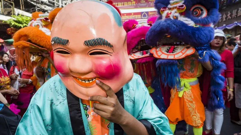 Lví tanečníci a oslavy na Yaowarat Road v bankgokské čínské čtvrti.