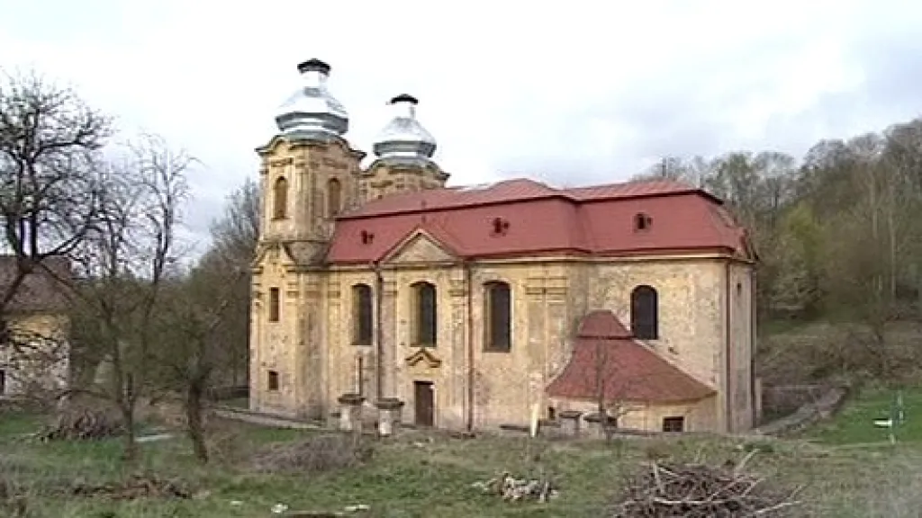 Opuštěný kostel u zaniklé vesnice Skoky