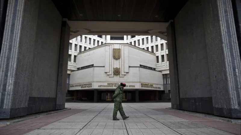 Před budovou krymského regionálního parlamentu