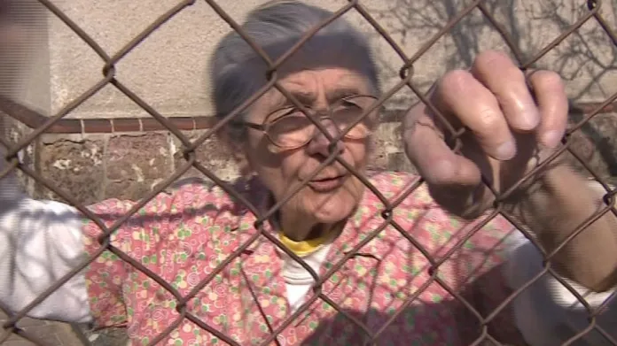 Marie Mazalová bydlí naproti vile už přes padesát let