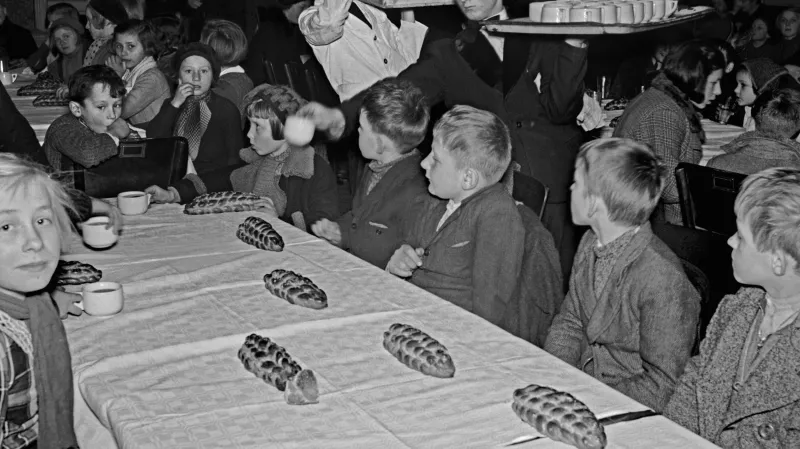 Vánoční nadílka dětem v Charitě. Snímek z 17.12.1938