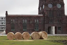 Plato vystavuje „trávu", kterou slyší růst v Ostravě. Mladí umělci reflektují kafkovské úřady i zkamenělé galerie