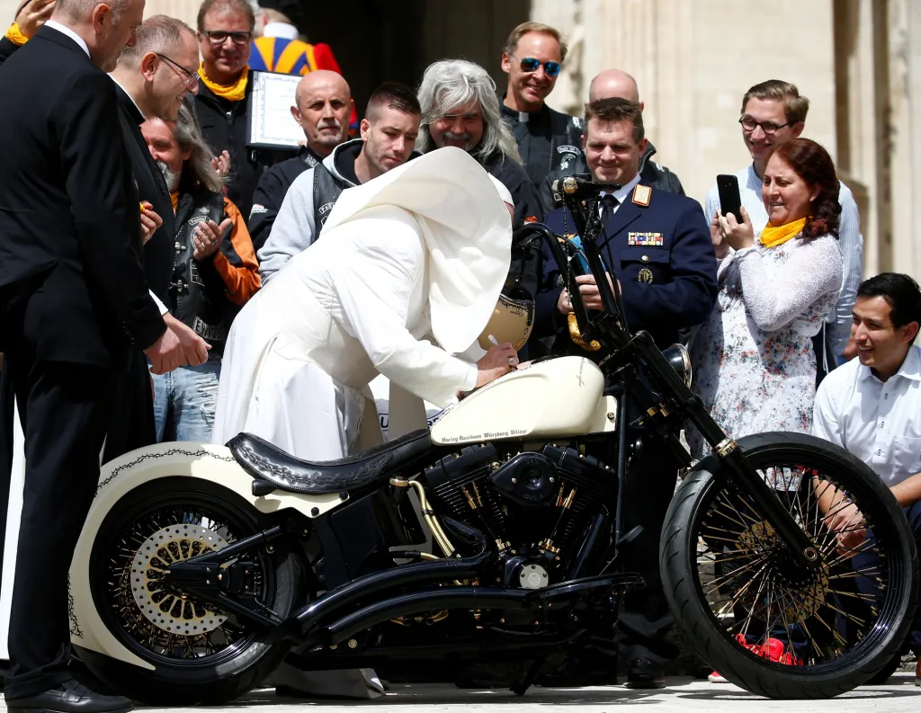 Vítr zkomplikoval záměr papeže Františka podepsat motocykl Harley-Davidson z křesťanské motocyklové skupiny „Jesus Biker“ ve Vatikánu