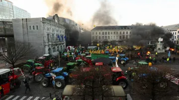 Stroje zablokovaly Lucemburské náměstí