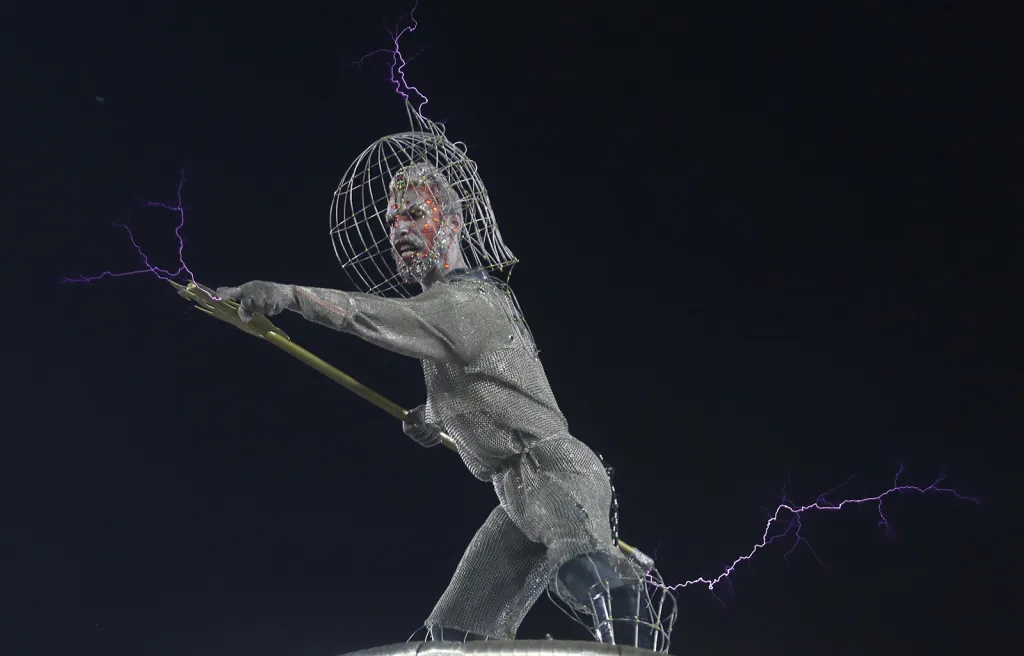 Přehlídka tanečních škol na Sambodromu během karnevalu v Riu 2018