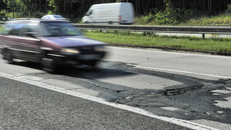 O modernizaci D1 rozhodlo ministerstvo dopravy v roce 2011, když starý povrch neodolal letním teplotám a na několika místech se zdeformoval