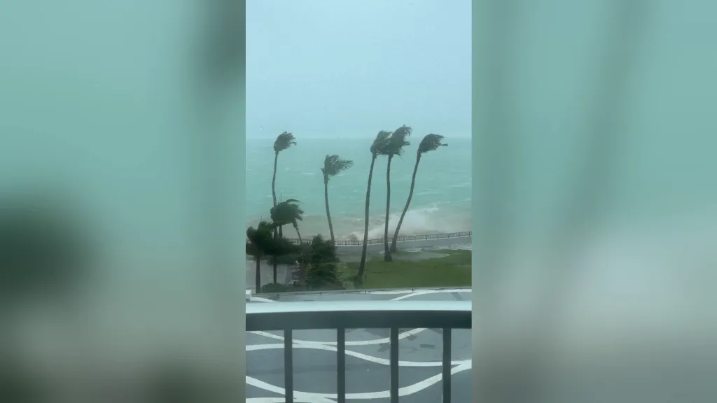 Supertajfun Sinlaku zasáhl souostroví Severní Mariany v západním Pacifiku.