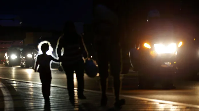 Uprchlíci na noční maďarské dálnici