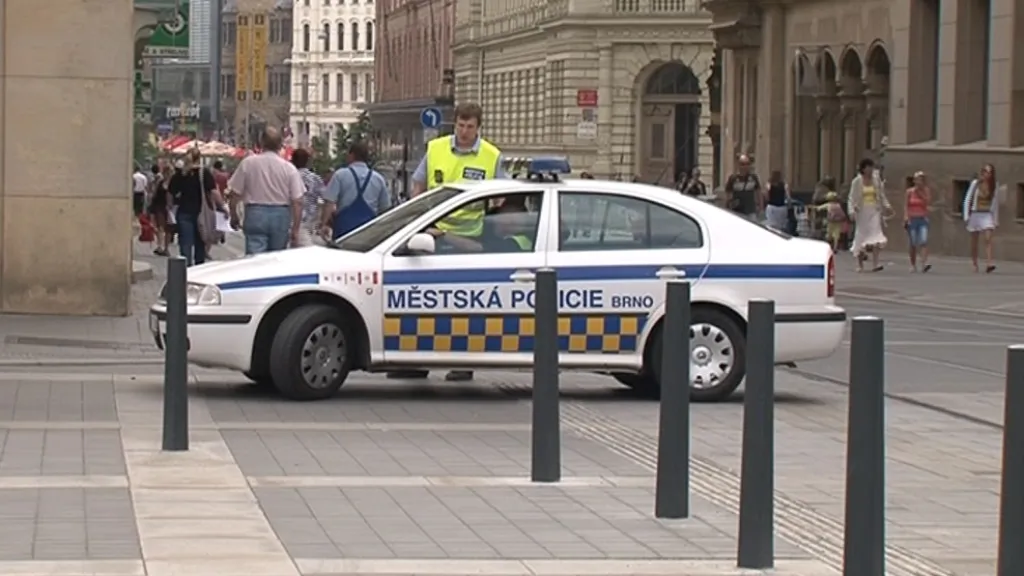 Strážníci nechávali nekompromisně odtahovat. Dnes dávají bločky
