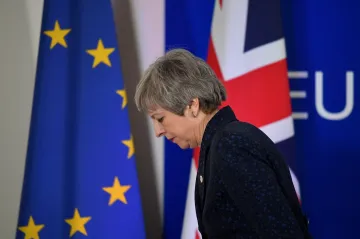 Mayová slíbila, že rezignuje. Brexitovou dohodu podpoří i někteří euroskeptici, severoirští unionisté ji dál odmítají