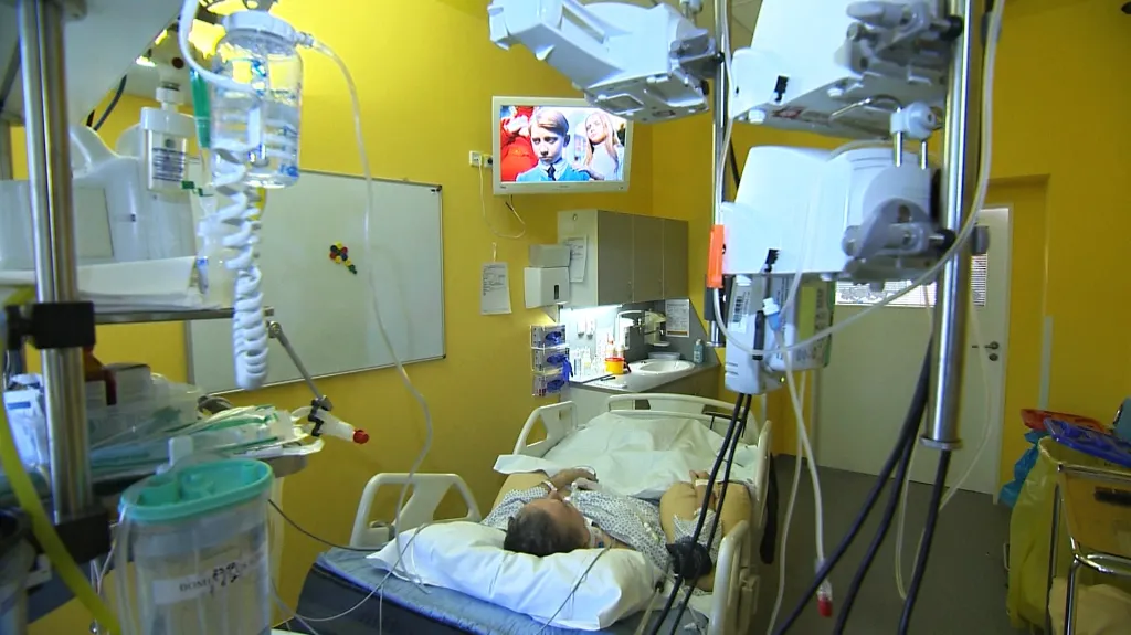 Pacientům v kómatu promítají třeba oblíbený film