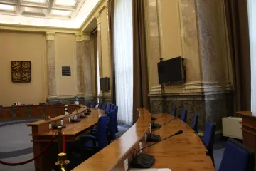 Plat premiéra a šéfů parlamentu by mohl poprvé přesáhnout 300 tisíc