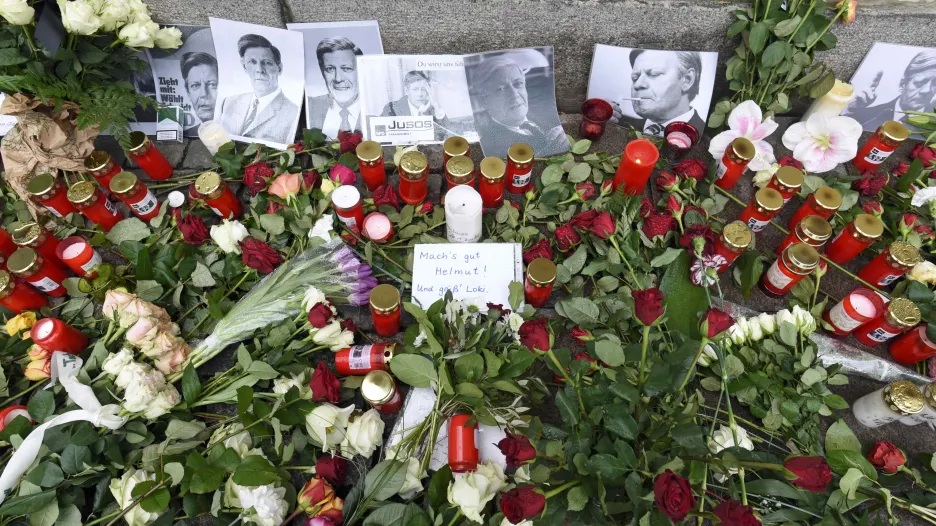 Uctění památky Helmuta Schmidta