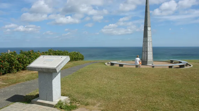 Památník 1. pěší divize nad pláží Omaha v Normandii