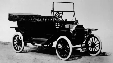Oficiální produktová fotografie vozu Ford model T společnosti Ford Motor z roku 1914. Jde pravděpodobně o nejslavnější automobil všech dob přezdívaný Lízinka. Stal se symbolem dostupné, nízkonákladové a spolehlivé osobní přepravy. Model T se vyráběl beze změn až do roku 1927.