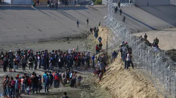 Stovky migrantů na mexicko-americké hranici