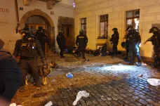 Před fotbalovým zápasem s Anglií policie v centru Prahy zadržela několik výtržníků
