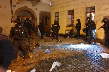 Před fotbalovým zápasem s Anglií policie v centru Prahy zadržela několik výtržníků