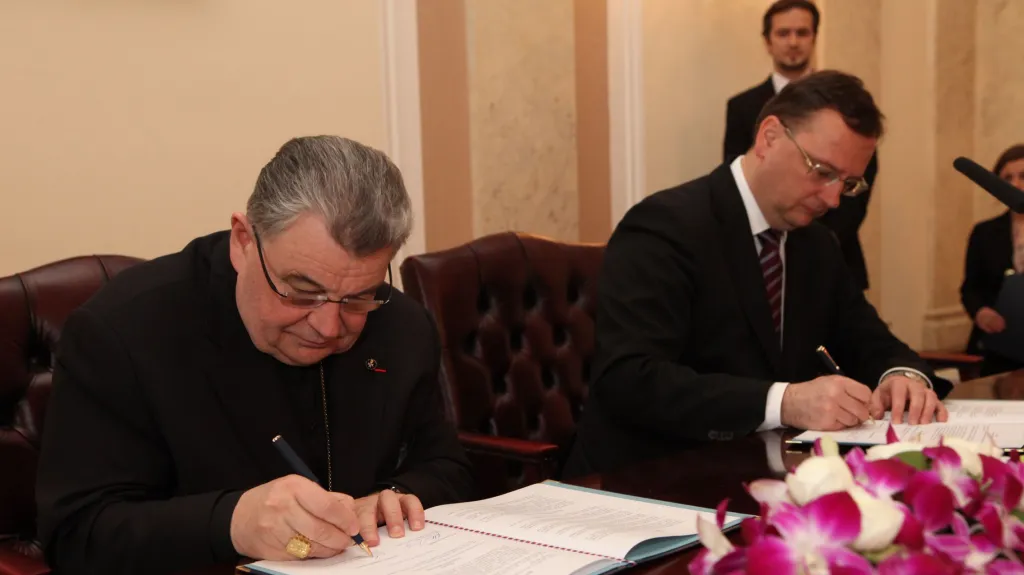 Premiér Petr Nečas a kardinál Dominik Duka podepisují smlouvu o finančním vyrovnání