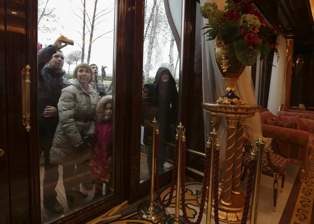 Kyjevané nakukují do rezidence Mežyhirja