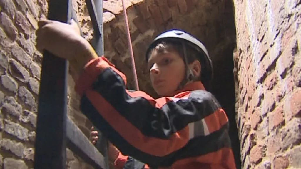 Na dno cisterny se lezlo ve speciální výstroji