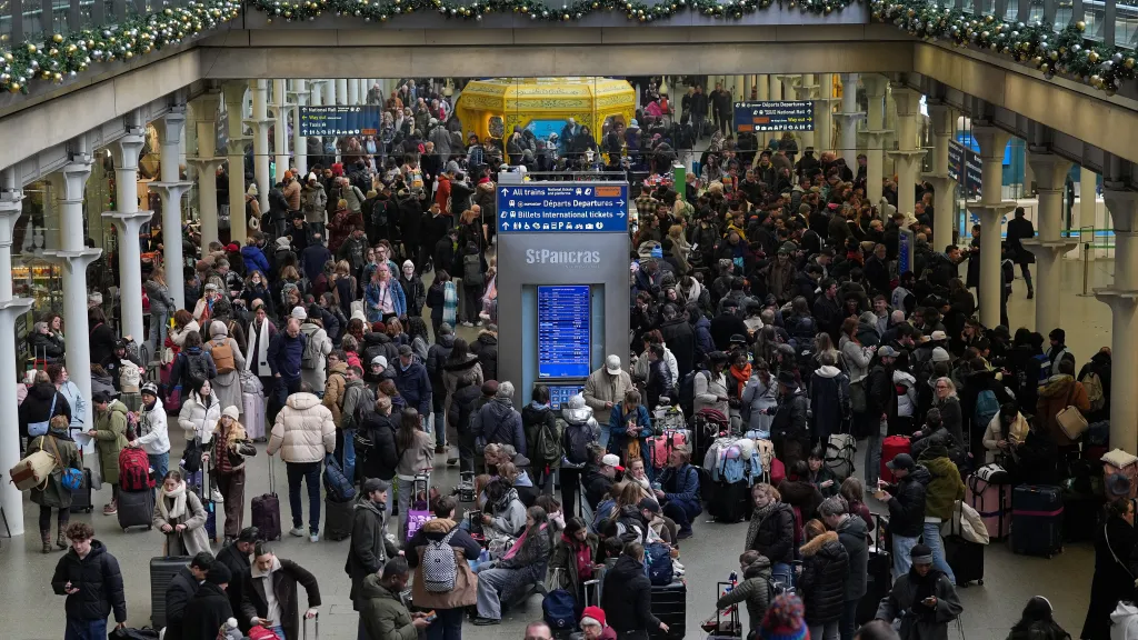 Lidé čekají kvůli zpoždění vlaků na stanici St. Pancras v Londýně