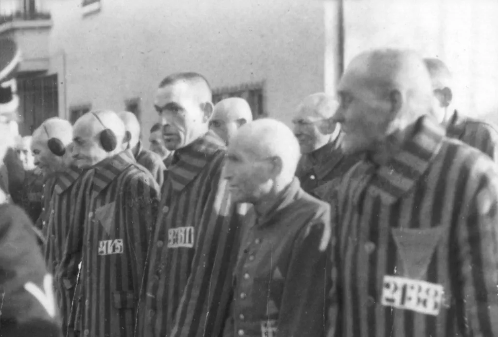 Vězni v německém koncentračním táboře Sachsenhausen stojí v řadách během kontroly počtu osob v jednotlivých ubikacích. Součástí tábora byla i speciální jednotka SS, jejíž mužstvo zde bylo podrobováno výcviku. Snímek pochází z 19. prosince 1938