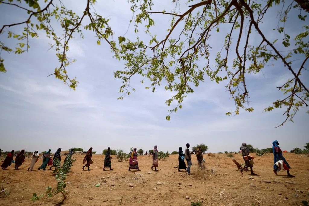 Súdánci stojí frontu na jídlo a pití zajištěné Světovým potravinovým programem