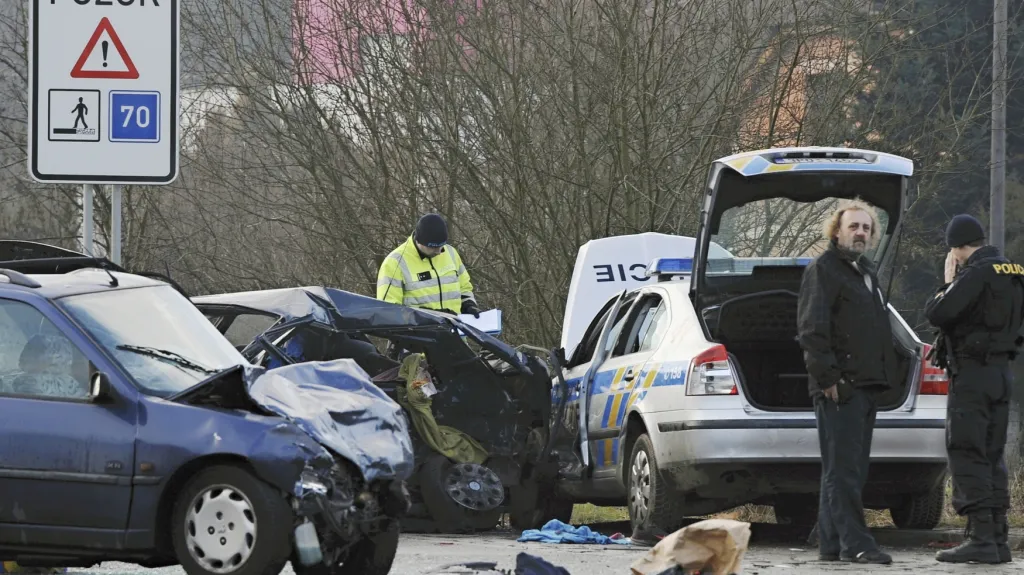 Policisté vyšetřují nehodu tří vozů, která si vyžádala je jeden lidský život a několik zraněných