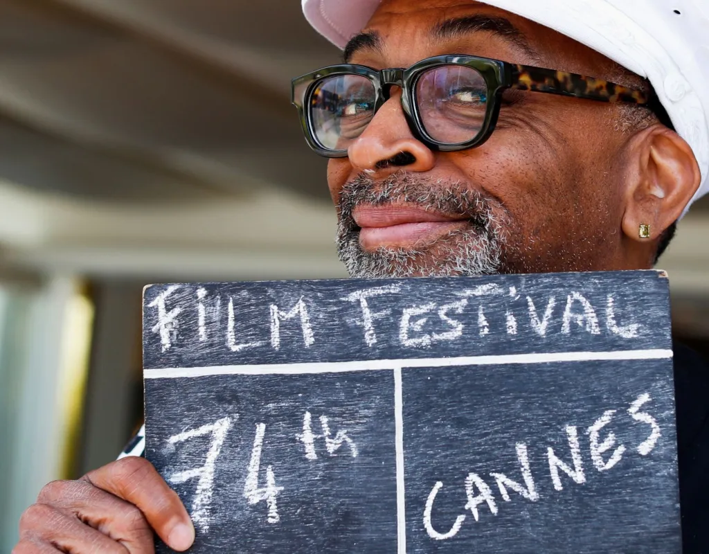 Spike Lee, prezident poroty 74. ročníku filmového festivalu v Cannes, drží klapku při slavnostním záhajení festivalu
