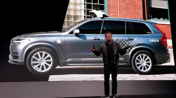 Šéf společnosti Nvidia Jensen Huang oznamuje, že jeho firma se ve spolupráci se společností UBER bude zabývat vývojem autonomních taxi