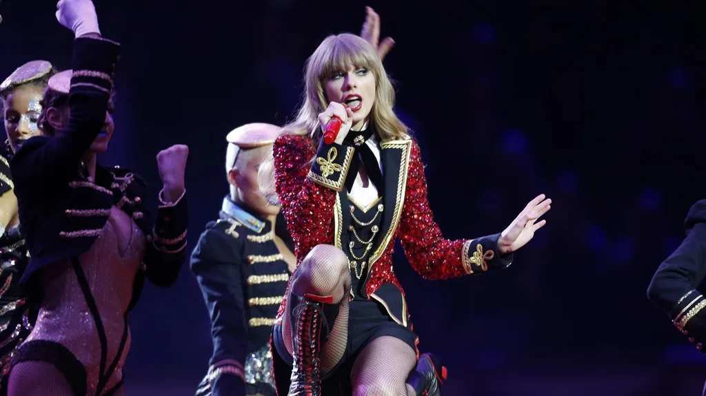 Taylor Swiftová - předávání cen EMA 2012