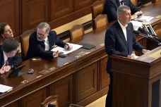 Fialova vláda se topí, prohlásil Babiš ve sněmovně