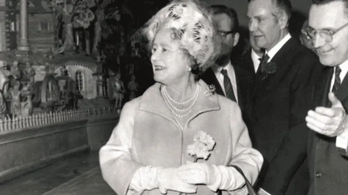 Královna Alžběta II. u Proboštova betlému (1970)
