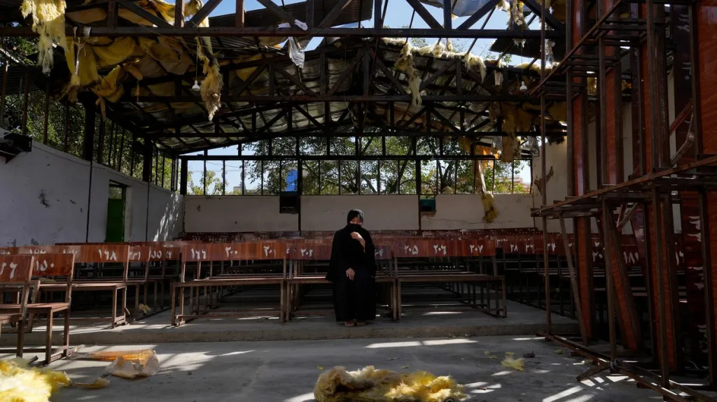Devatenáctiletá svědkyně sedí na lavičce, kde byla v době útoku