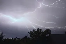 Česko večer a v noci zasáhnou velmi silné bouřky, varují meteorologové