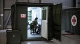 Vojáci v pražských Letňanech připravují polní nemocnici, která bude fungovat jako zařízení pro pacienty s koronavirem