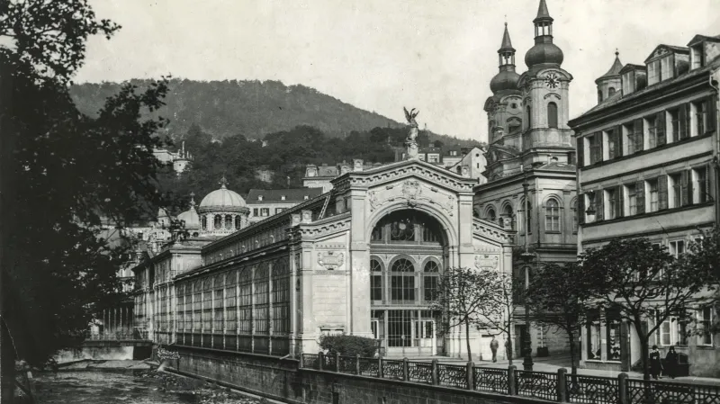 Interiér Fellner-Helmerovy kolonády byl zdoben desítkami plastik z bronzu, zelenými rostlinami a řadami laviček. Otrubova kolonáda je uvnitř prosta zdobných prvků i zeleně. Zastřešuje obchody se suvenýry, restauraci a veřejné záchody.