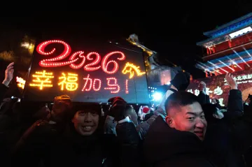 Svět slaví příchod roku 2026, ohňostroje už zazářily nad Sydney