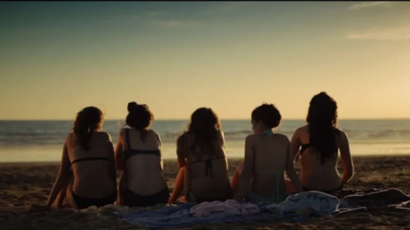 17 dívek (17 filles) - Francie (12013) Režie a scénář: Delphine Coulin, Muriel Coulin. Hrají: Louise Grinberg, Juliette Darche, Roxane Duran, Esther Garrel, Yara Pilartz