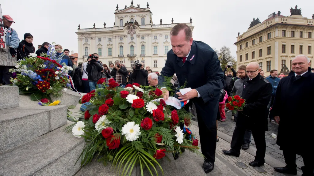 Předseda České konference rektorů a rektor Univerzity Karlovy Tomáš Zima přinesl věnec k soše TGM na Hradčanském náměstí v Praze
